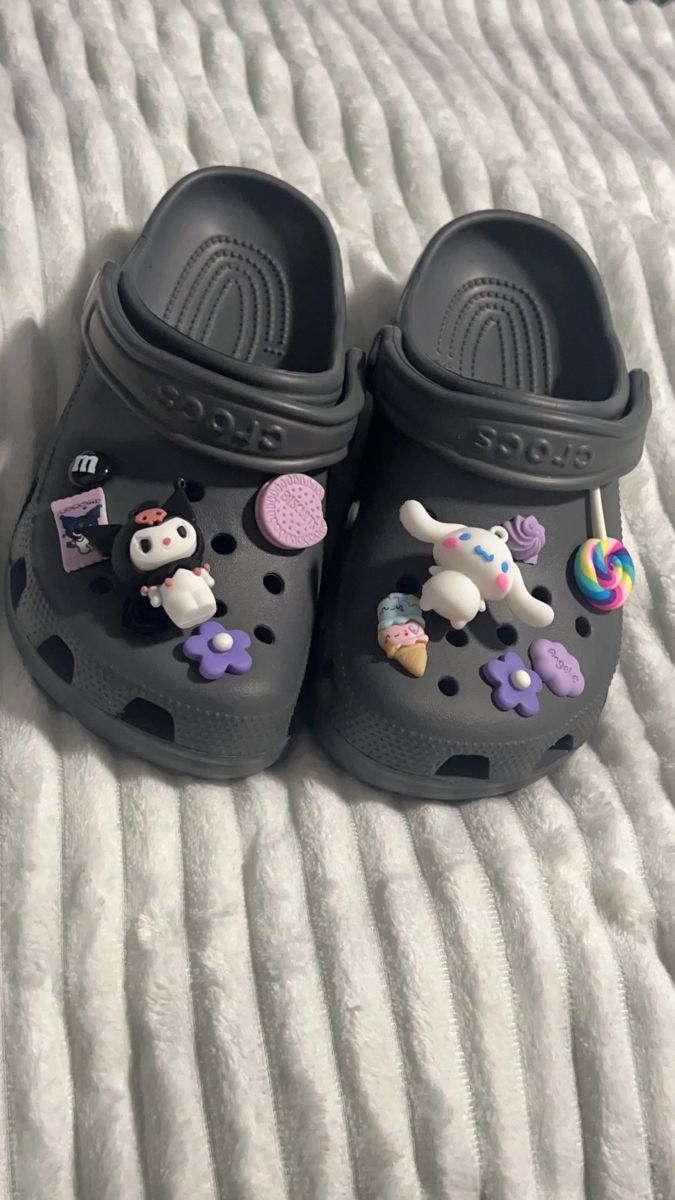 Gray Crocs With Jibbitz, Kuromi Jibbitz, Kuromi Crocs, Black Crocs Aesthetic, Black Crocs With Jibbitz, Black Crocs Outfit, Jibbitz Crocs Ideas, Cute Crocs Shoes, Aesthetic Crocs