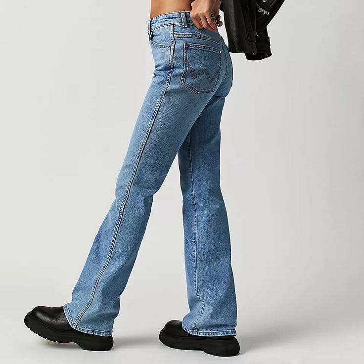 These High-Rise Silhouette, Classic Bootcut Jeans From Wrangler Are The Perfect Staple Style To Take You From Season To Season. Very Comfortable And Soft With Some Stretch. In The Color “Zelda” Which Is A Medium/Light Wash With Natural Slightly Faded Look On The Front Size 25 Short Five Pocket Style High-Rise Silhouette Yoking At Back For Dimension In Near Perfect Condition, Only Worn A Few Times. Casual Denim Blue Bottoms For Rodeo, Casual Light Wash Bottoms For Rodeo, Casual Medium Wash Jeans For Rodeo, Trendy Denim Bottoms For Rodeo, Casual Blue Bottoms For Rodeo, Casual Jeans For Rodeo, Light Wash Casual Jeans For Rodeo, Trendy Denim Jeans For Rodeo, Trendy Medium Wash Jeans For Rodeo