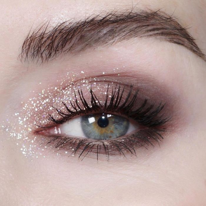 Sparkly Neutral Eye Makeup, Dark Gray Makeup, Eyeliner And Glitter Eyeshadow, Simple Makeup Looks Glitter, Makeup Looks Glitter Eyeshadow, Glitter Eyeshadow Simple, Natural Sparkly Eye Makeup, Wedding Makeup Glitter Eyes, Cheerleading Makeup Ideas Glitter