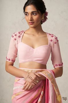 Bollywood Lehenga Outfit Ideas, Queen Anne Neckline Blouse, Maharashtrian Blouse Design, Blouse Designs For Georgette Sarees, Front And Back Blouse Designs Latest, Blouse Models For Fancy Sarees, Light Pink Silk Saree, Georgette Blouse Designs, Trendy Blouse Patterns