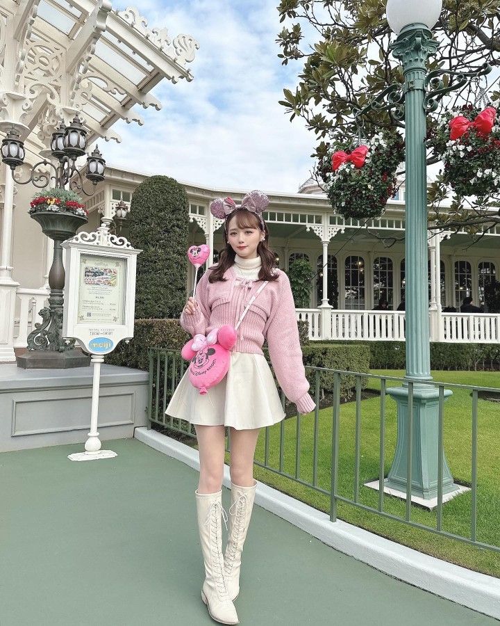 Outfits For Amusement Parks Winter, Tokyo Disneyland Outfit, Disneyland Outfit Spring, Hongkong Outfit, Amusement Park Outfit, Disney Fits, Japan Outfits, Japan Winter, Cute Disney Outfits