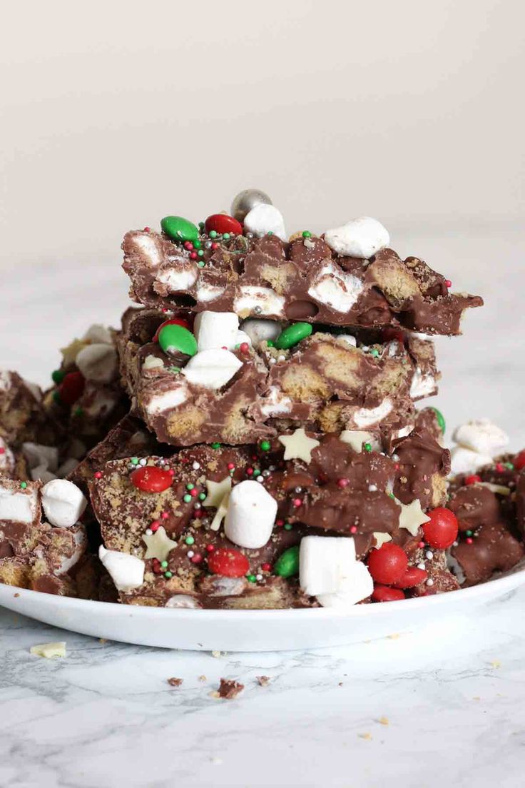 stack of Christmas smores bark pieces Christmas Eve Snack Ideas, Smores Bark, Christmas Smores, Smores Christmas, Desserts For A Party, Quick And Easy Dessert Recipes, Chocolate Bark Christmas, Christmas Bark Recipes, Christmas Party Snacks