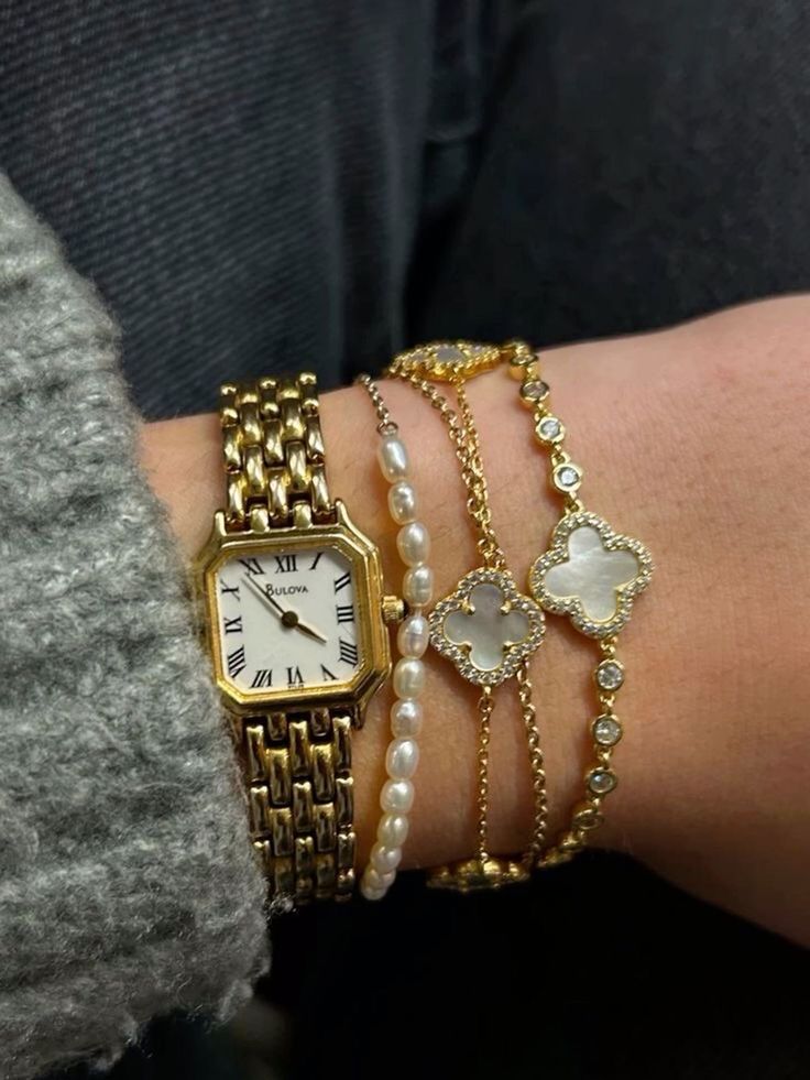 Old Money Aesthetic Watches Women, Gold Watch Jewelry, Watch Jewelry Stack, Gold Jewels Aesthetic, Watches For Girls Aesthetic, Womens Watch Outfit, Gold Jewelry Old Money, Vintage Gold Watch Aesthetic, Watches Aesthetic Woman