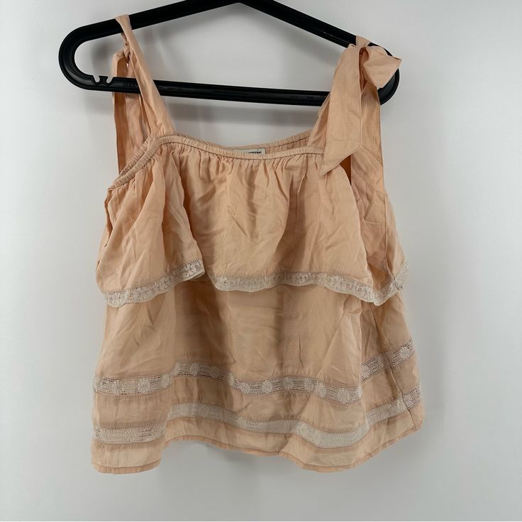 American Eagle Blouse. Tank Top Cami Style. Size Medium Womens. Cream Peach Color. Flowy Top Style. Lace Detail. F13 Casual Spring Cami Blouse, Casual Cami Blouse With Ruffles, Feminine Ruffled Tops, Feminine Cami Blouse For Vacation, Spring Cami Blouse For Day Out, Summer Daywear Cami Blouse, Casual Cami Blouse For Daywear, Beige Sleeveless Blouse For Daywear, Summer Tops With Lace Trim For Daywear