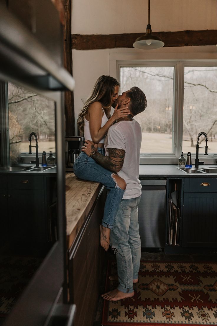 Cozy couples photoshoot Dancing In The Kitchen, Ultimate Keto Meal Plan, Home Photo Shoots, Couple In Love, Cute Couples Photos, Engagement Photo Inspiration, Shooting Photo, Photo Couple, Keto Meal