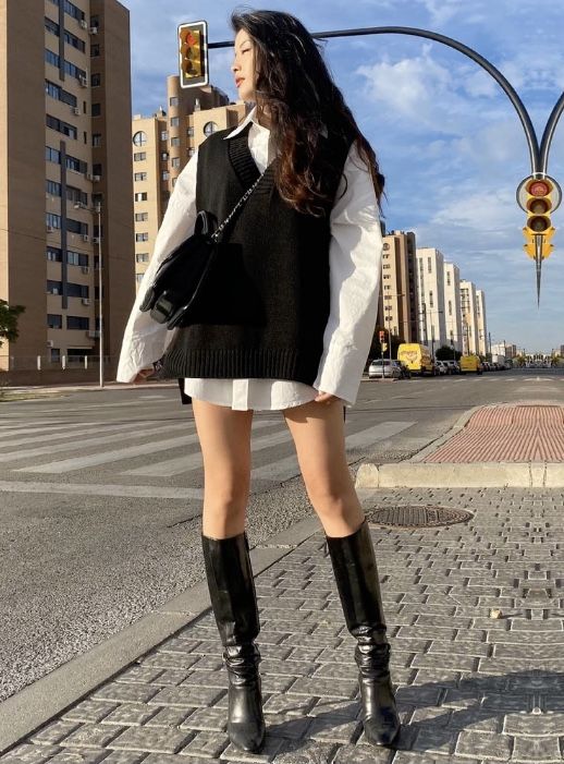 Caroline Hu, Coat Outfit Casual, Japan Outfits, Outfit Botas, Black And White Outfit, Sweater Vests, Cold Outfits, Paris Outfits, White Outfit