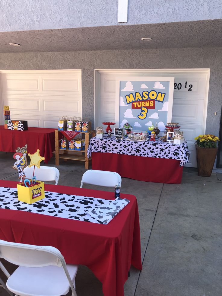 the tables are covered with red and white tablecloths for children's birthday party