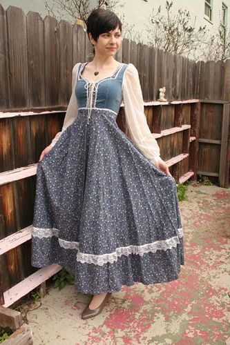 1970's Gunne Sax.  Loved Gunne Sax later when I was in high school -- my favorite high school dance outfit was centered around a Gunne Sax black velvet skirt! School Dance Outfits, Sax Dress, Gunne Sax Dress, Decorating Home, Salwar Kamiz, Design Room, Interior Modern, Gunne Sax, 1970s Fashion