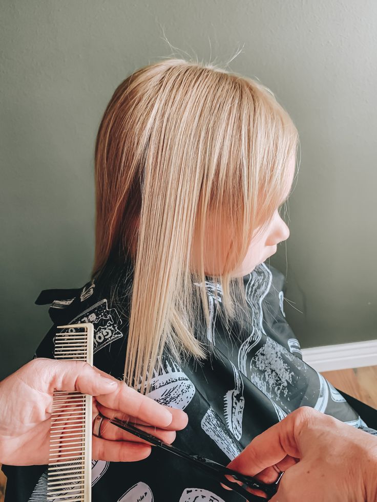 Diy Girls Haircut, Diy Hair Trim At Home, How To Trim Long Hair, How To Cut Girls Hair At Home, How To Trim Long Hair At Home, How To Trim Your Own Hair, How To Trim Hair, How To Cut Hair At Home, How To Cut Layers