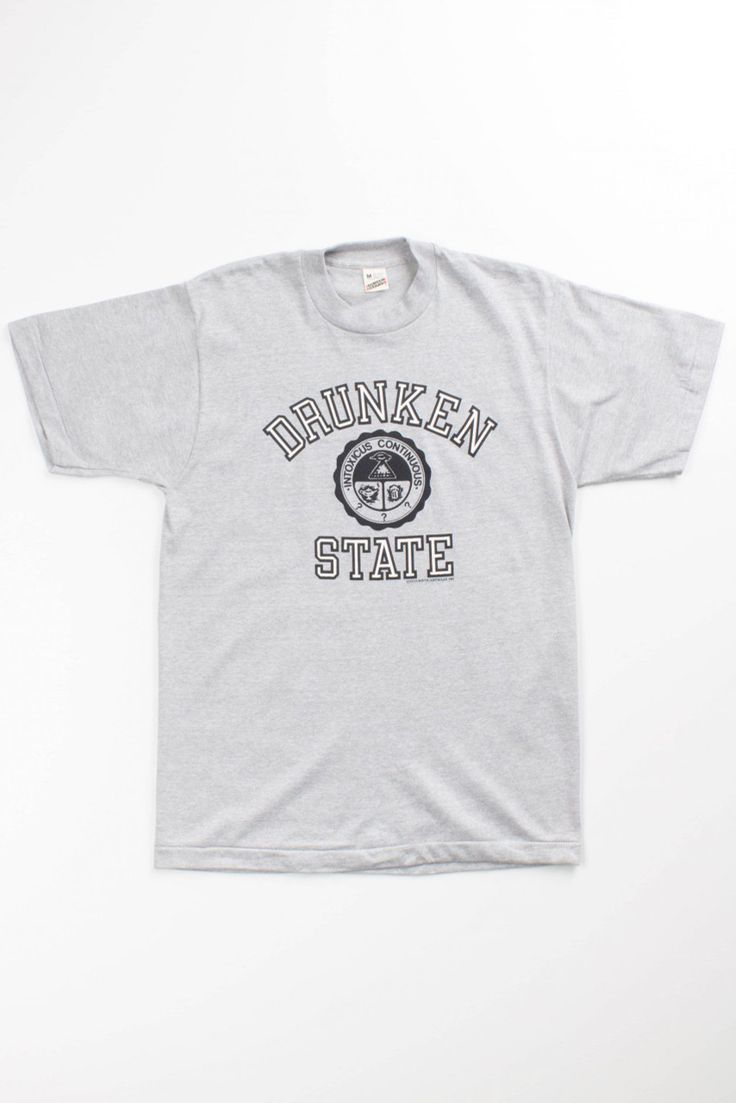 1982 DEADSTOCK University Novelty T-Shirt College Graphic Tee With Graphic Print, College Graphic Tee With Screen Print, Graphic Tee T-shirt For College, Retro Screen Print T-shirt For College, Pre-shrunk Graphic Tee For College, College Band Merch T-shirt With Letter Print, 90s Style Short Sleeve College T-shirt, College Graphic Print T-shirt, 90s Style College T-shirt With Screen Print