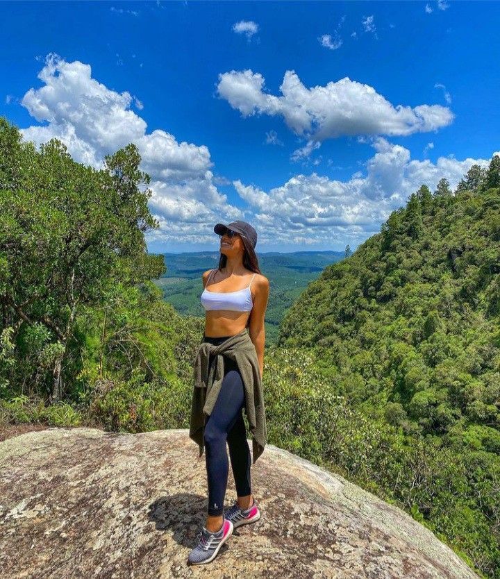 Hiking Pose, Spring Hiking Outfits, Hiking Picture Ideas, Hiking Poses, Trekking Outfit, Hiking Attire, Hiking Pics, Cute Hiking Outfit, Hiking Fits