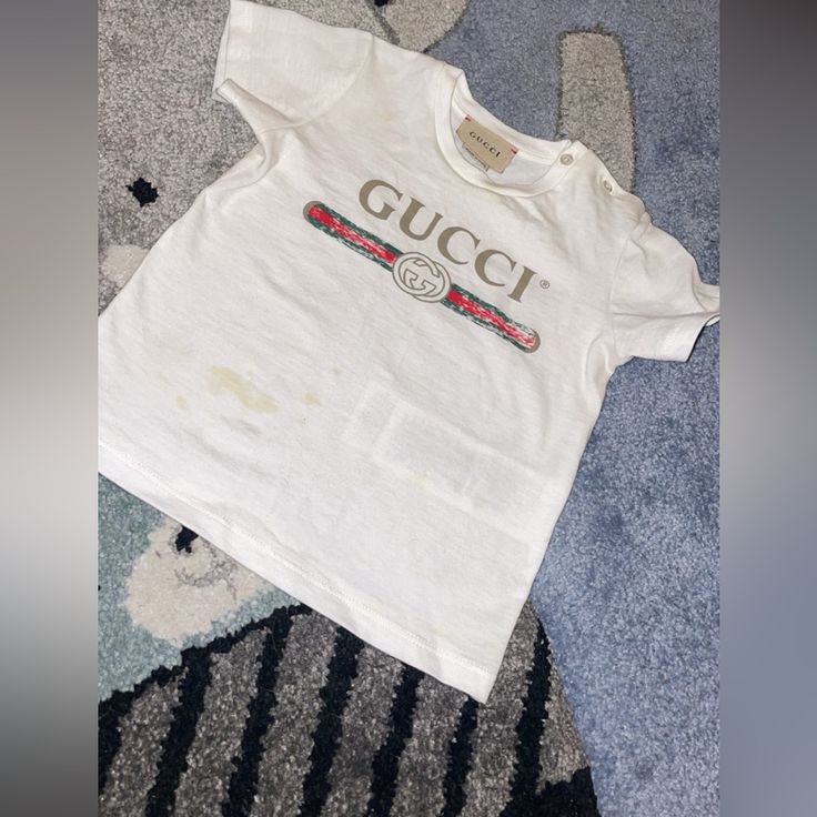 Gucci 12/18 Month Top With A Stain On The Front Gucci Shirts, Gucci T Shirt, Shirt Color, Kids Shirts, Shirts Tops, Colorful Shirts, Kids Shop, Color White, Stain