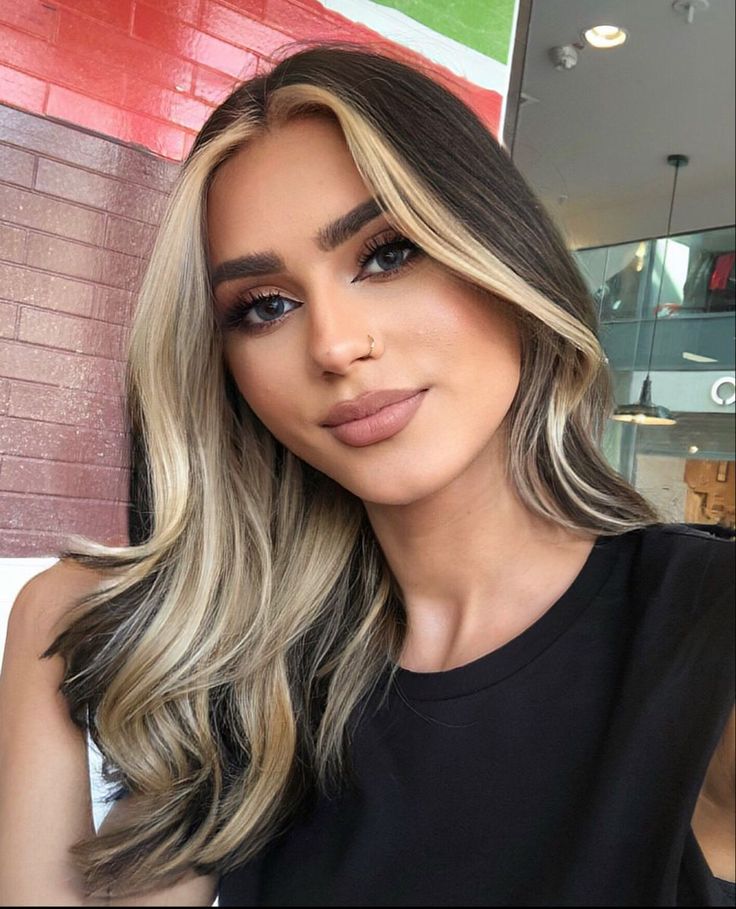 Upcoming Hair Trends 2023, Bottom Blonde Top Black Hair, Dyed Hair Trends 2023, Brunette Face Frame Balayage Hair, Money Piece In Ponytail, Low Maintence Hair Color For Brunettes, Dark Brown Hair With Blonde Halo, Blonde Halo On Dark Hair, Haircuts For Broad Shoulders