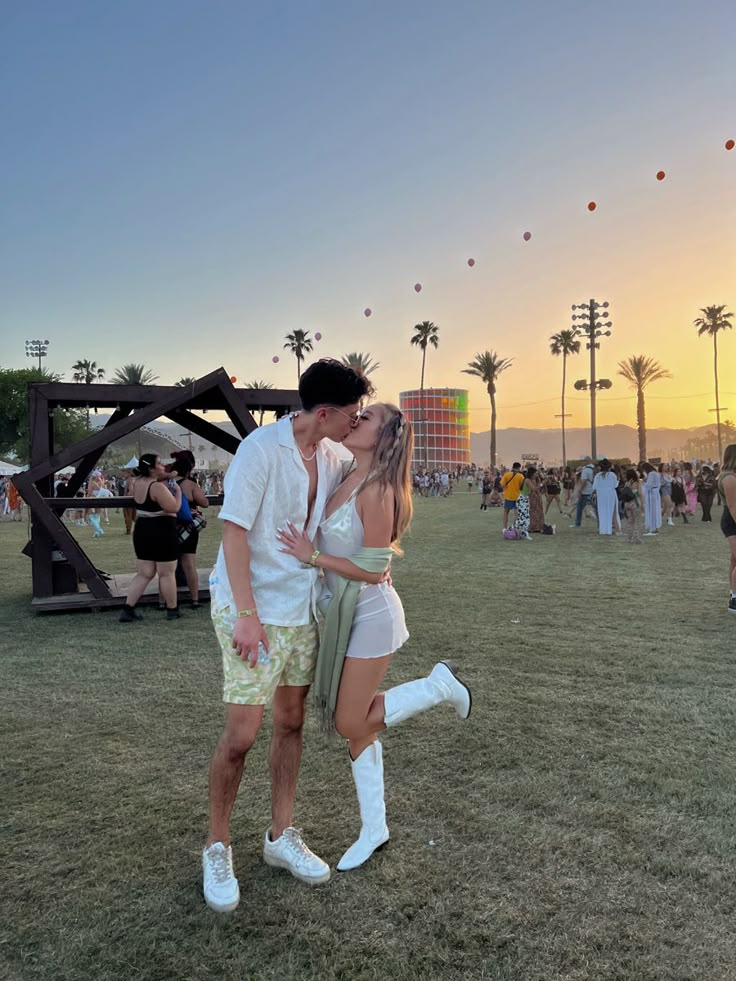 Matching Coachella Outfits Couple, Festival Pictures Ideas Boyfriend, Coachella Couple Pictures, Couples Coachella Outfits, Matching Couple Concert Outfits, Couple Poses Festival, Techno Couple Outfit, Music Festival Couple Pictures, Music Festival Couple Outfits