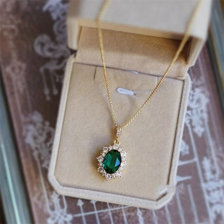 Luxury Faceted Emerald Necklaces, Emerald Jewelry Necklace Antique, Luxury Gemstone Pendant Necklaces, Luxury Emerald Jeweled Necklace, Luxury Green Emerald Necklace, Luxury Emerald Pendant Gemstone, Luxury Gold Emerald Necklace With Intricate Design, Luxury Elegant Emerald Necklace, Luxury Emerald Party Necklace