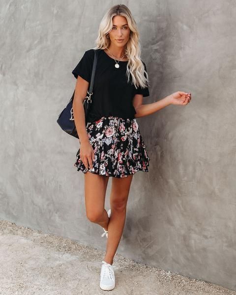 Flowy Short Skirt Outfit, Short Flowy Skirt Outfit, Flower Skirt Outfit Summer, Flowy Mini Skirt Outfit, Floral Mini Skirt Outfit, Flower Skirt Outfit, Flowy Skirt Outfit, Mini Skirts Outfits Summer, Floral Skirt Outfits