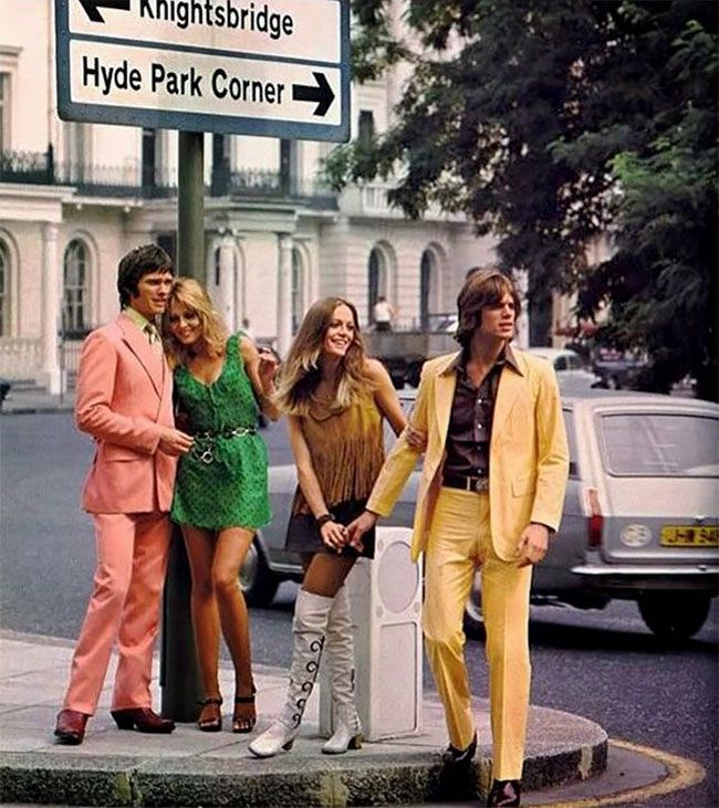 It’s London, it’s the mid 1960s and the city is the epicentre of the fashion/pop-culture universe; here are some fabulous mod looks direct from the street as they happened. 1960s London, Look 80s, Swinging London, Mod Look, 60s 70s Fashion, 60s And 70s Fashion, 70s Inspired Fashion, Fashion 1960s, Four People