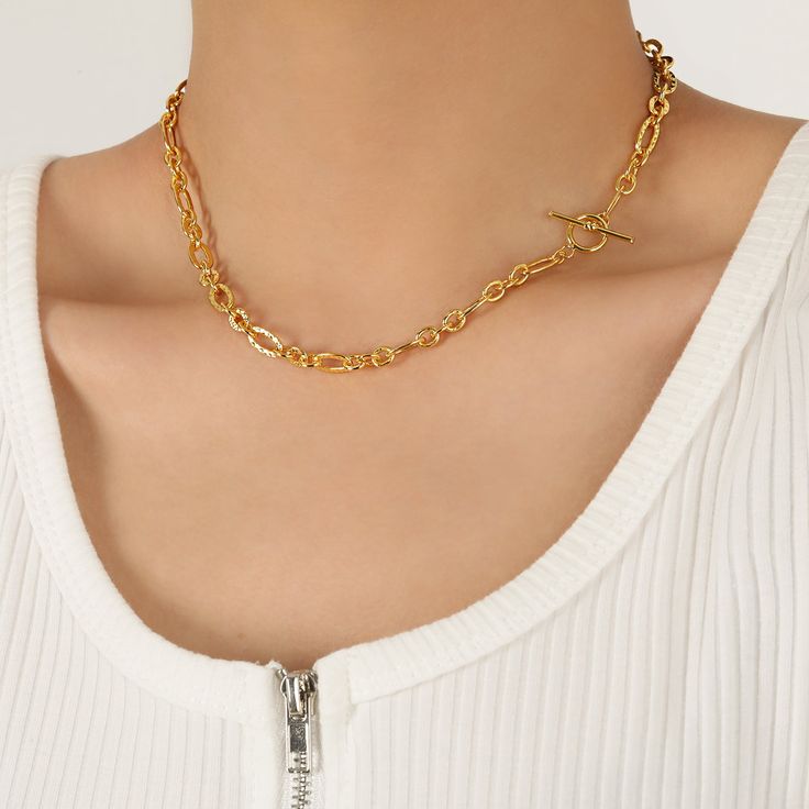 This elegant and cool natural pearl pendant necklace is perfect for your streetwear, but also makes a great choice for evening wear, adding a touch of boldness to your look. Whether you're going to the city's vibrant nightlife or expressing your personality during the day, it's a versatile accessory. Metal Material: Solid 925 Sterling Silver Metal Electroplating: 18K Yellow Gold/Silver Chain Length: 410mm Total Weight: 16.35g Trendy Gold Pearl Necklace With Chain, Trendy Pearl Necklace With Chain For Parties, Trendy Pearl Necklace For Party, Trendy Pendant Chain Choker, Trendy Metal Pearl Necklace With Pendant, Trendy Pendant Choker With Chain, Trendy Pendant Choker With Adjustable Chain, Trendy Choker With Pendant And Adjustable Chain, Trendy Metal Pendant Chain Necklace