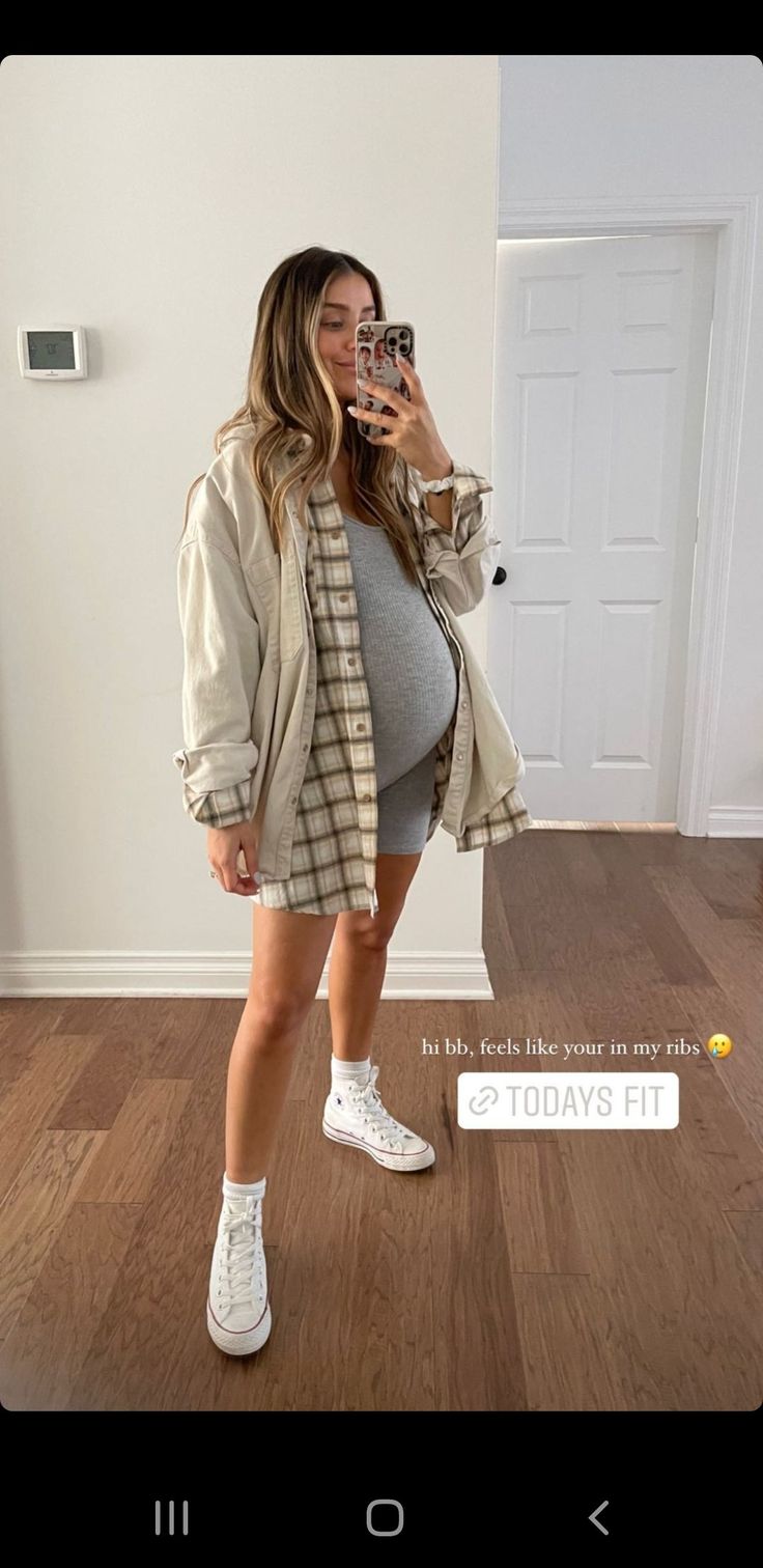 Maternity Outfit Ideas Fall, 7 Month Pregnant Outfit, 4 Month Pregnant Outfit, Winter Spring Maternity Outfits, Fall Outfit Maternity, Chill Maternity Outfits, Pregnant Outfit Inspiration, Pregnant Game Day Outfit, Cool Mom Maternity Style