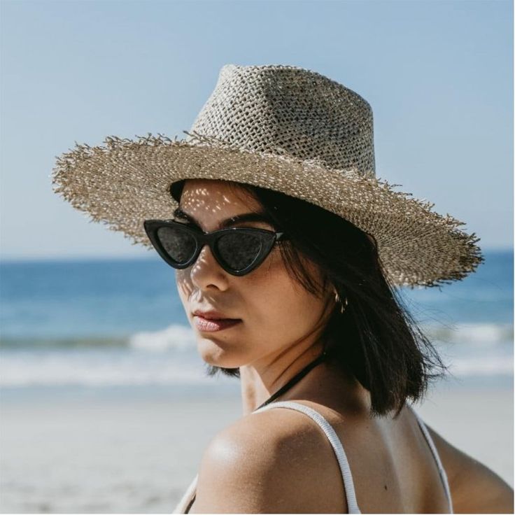 Discover the Acapulco hat: a new frayed straw hat handmade in México from seagrass. Shine at your holiday destination with this light and airy hat. The frayed edge and diamond shape of the crown give it a boho-chic touch. The elastic band on the inside provides strength and wearing comfort. Handcrafted in Mexico Ethically made from natural material Support artisanal communities Brand Partnership with Sandoval. Woven Toquilla Straw Sun Hat For Vacation, Vacation Woven Toquilla Straw Sun Hat, Vacation Straw Hat With Woven Details, Beach Woven Palm Leaf Sun Hat, Toquilla Straw Boater Hat For Vacation, Vacation Straw Hat In Toquilla Straw, Beachy Straw Boater Hat For Vacation, Chic Palm Leaf Hat For The Beach, Bohemian Palm Leaf Straw Hat For Vacation