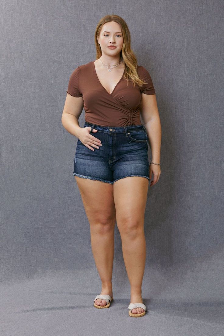 Dark wash high rise single button zipper fly closure with frayed hem Pluse Size, Curvy Shorts, Short Design, Curvy Women Outfits, Mid Rise Shorts, Plus Size Models, Curvy Girl Fashion, Designer Shorts, High Rise Shorts