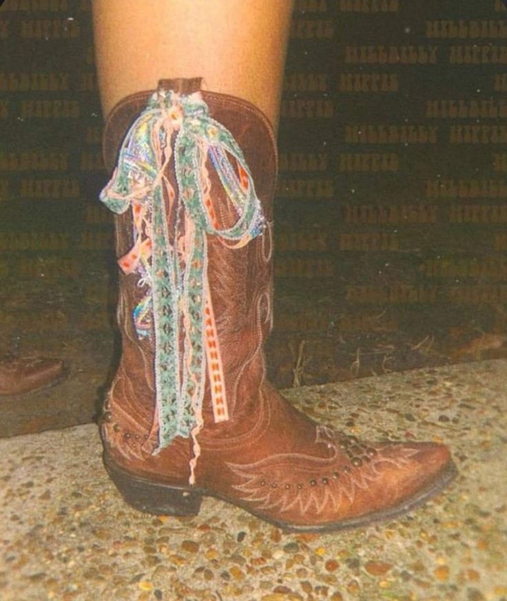 Western Outfit Inspiration, Bell Bottom Country, Cowgirl Boots Brown, Ribbon Aesthetic, Cowboy Hat Band, Coquette Cowgirl, Charlie 1 Horse Hat, Brown Cowgirl Boots, Rodeo Outfit