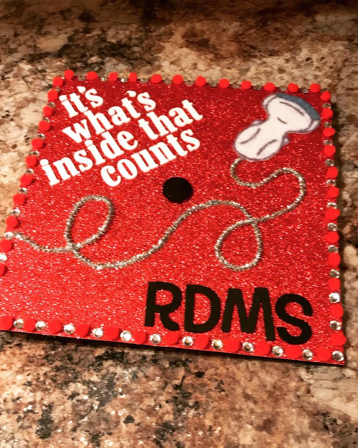 a red graduation cap with the words it's what's inside that counts