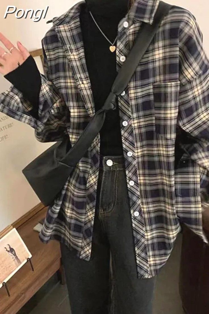 Tomboy Shirt Outfit, Shirt Outfits Women Casual Summer, Oversized Flannel Outfits Grunge, Flannel Under Sweater, Plaid Shirts Women Outfit, Womens Flannel Outfit, Styling Flannel, Outfits With Flannels, Shirt Outfits Women Casual