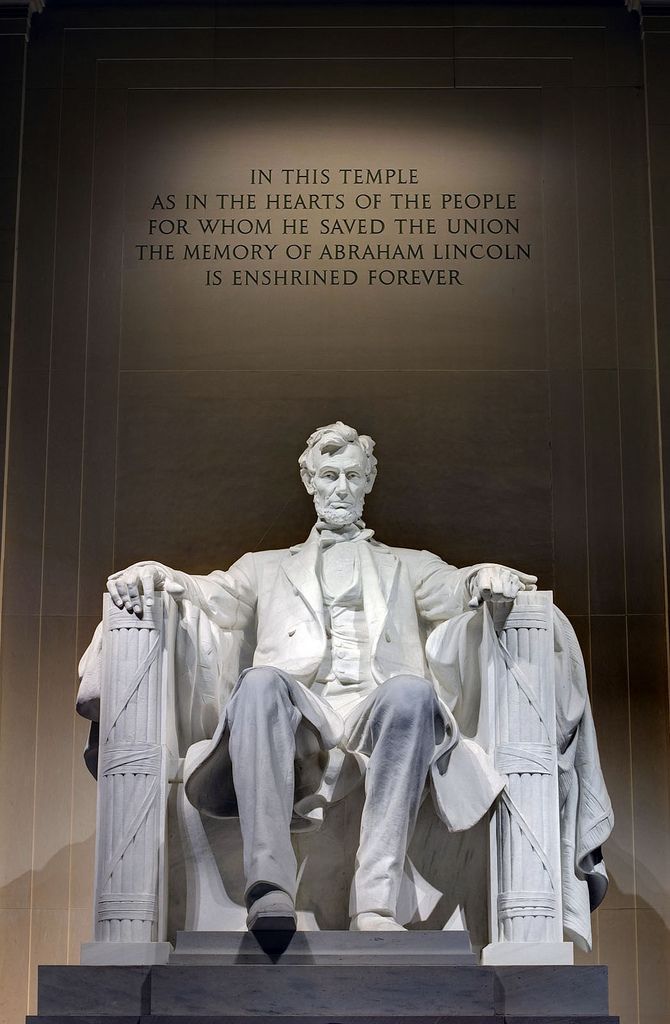 the lincoln memorial is lit up at night