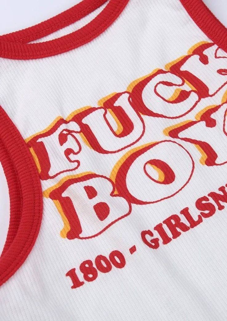 Crop top blanco Fu boys – Estilo vintage de los años 2000 ✨

 ¡Vuelve a los años 2000 con el top corto blanco Fu boys! Esta camiseta sin mangas y ajustada combina la nostalgia con un toque moderno, presenta un cuello redondo clásico y un estampado de letras llamativo que grita elegancia urbana. Perfecto para los días y las noches de verano, este top moderno combina sin esfuerzo la comodidad con un aspecto favorecedor y ajustado que acentúa tus curvas. Fabricado con tela liviana de alta calidad, White Sleeveless Crop Top For Streetwear, White Sleeveless Top With Text Print, Trendy Graphic Print Tank Top, White Tank Top With Text Print For Spring, White Text Print Tank Top For Spring, White Fitted Crop Top For Streetwear, Fitted White Crop Top For Streetwear, White Cotton Tank Top With Text Print, Spring Streetwear Tank Top With Text Print