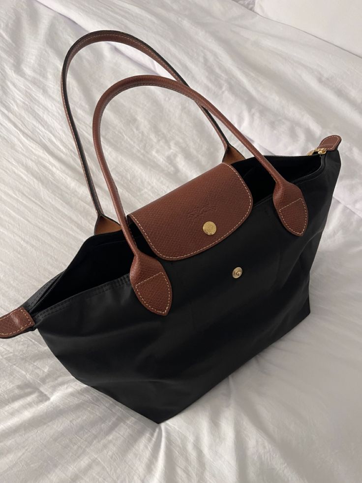 back to school tote bag school bag longchamp goyard tote School Bag Inspiration, Black Long Champ Bag, Trendy Bags Street Style, Longchamp Bag Aesthetic, Black Longchamp Bag, School Tote Bags, Longchamp Bag Outfit, Long Champ Bag, School Handbag