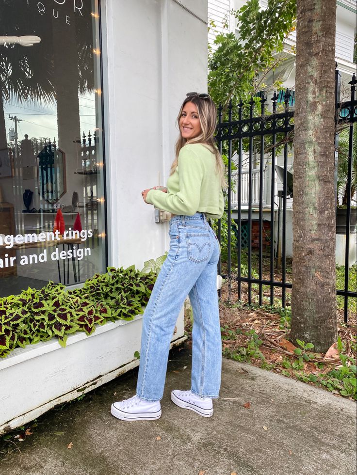 Girl wearing green cardigan sweater, Levi�’s dad jeans, green shoulder bag, matcha latte, and platform converse high tops Cardigan Outfit School, Fancy Outfits With Jeans, Womens Jeans Outfits, Jeans And Cardigan Outfit, Levi Jeans Outfit, Fall Style Casual, Light Jeans Outfit, Green Sweater Outfit, Aesthetics Outfits