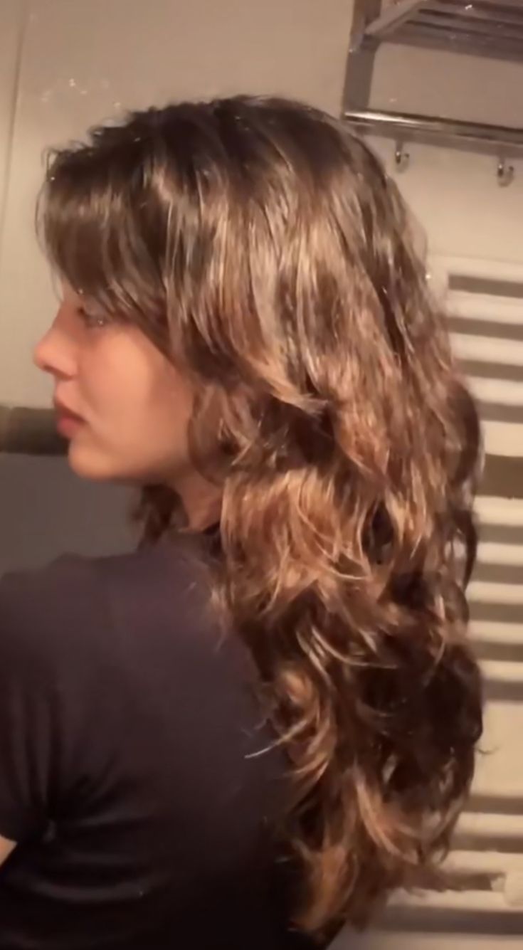 Butterfly Layers Hair Medium Wavy, Brunette Wavy Hairstyles, Selena Gomez Hair Curly, Layered Long Wavy Haircut, Layered Medium Hair Wavy, Clairo Haircuts, 2b Hair Face Framing Layers, 90s Layers Wavy Hair, 2b Hair With Layers