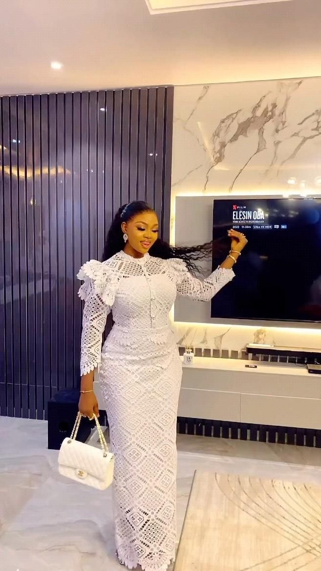 Lace Dress Styles Nigerian, Materials Gown Style, White Lace Gown, Lace Dress Classy, Boubou Styles For Women, Bubu Gown Styles, Classy Short Dresses, Nigerian Lace Styles Dress, Nigerian Lace Styles