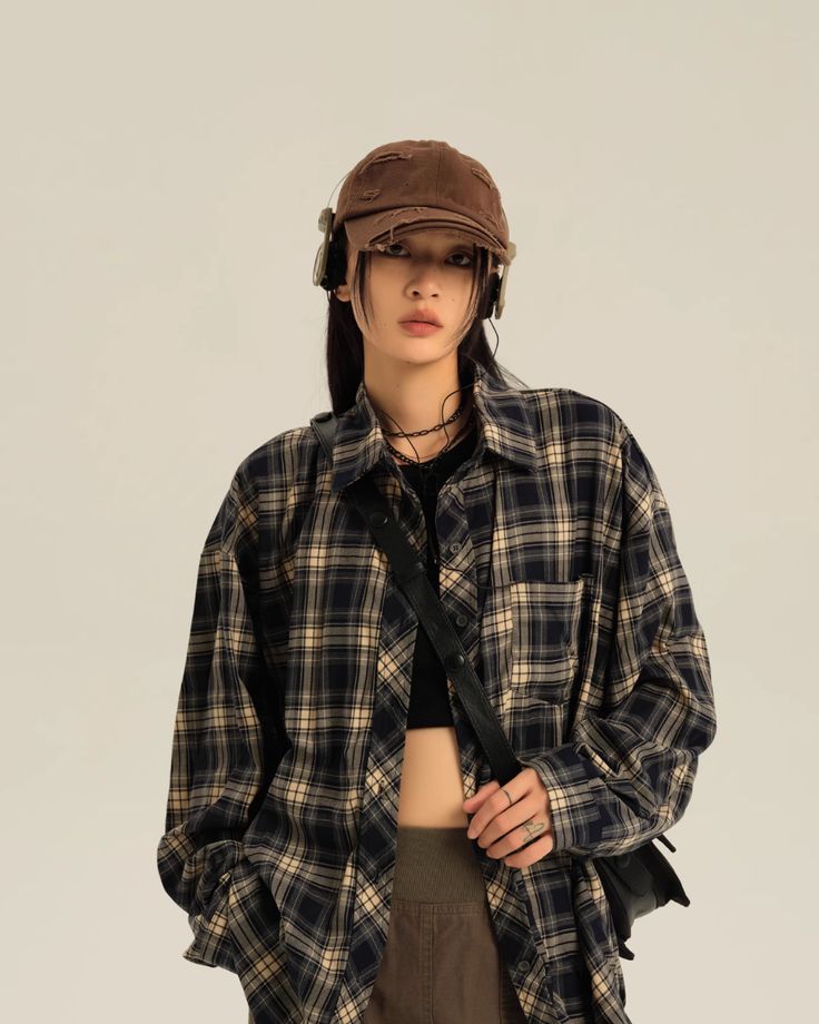 A cute checkered shirt with a loose atmosphere.

Perfect for long-term wear and daily use.

You can create a mature atmosphere while incorporating just the right amount of roughness and casualness.

◾️Model
Height/Weight: 160cm/42kg
Try-on size: L




Size (cm)
Length
Shoulder
Chest
袖丈


S
72
59
125
55


M
74
60
129
56


L
76
61
133
57 Gender Neutral Fashion Aesthetic, 90s Tokyo, Checkered Shirt Outfit, Casual Tomboy Outfits, Checker Shirt, Campus Outfit, 일본 패션, Desi Fashion Casual, Loose Shirt