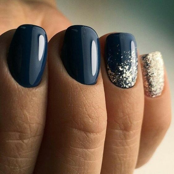 Biab Nails Inspiration Winter 2024, Navy Dipped Nails, Shellac Nails Winter 2023, Navy And Silver Gel Nails, Short Gel Nails Winter 2023, Navy Blue Dip Nail Ideas, Winter Gel Dip Nails, Short Nails Acrylic Dark Colors, Navy Blue And Glitter Nails