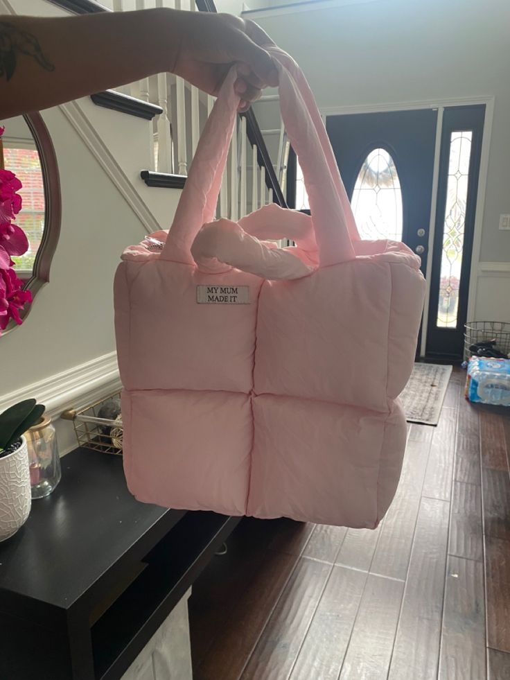 my mum made it bag , puffer bag , pink purse Puffer Tote Bag, My Mum Made It, Pink Pilates Princess, Pink Pilates, Estilo Preppy, Pilates Princess, Pink Girly Things, Pink Purse, Bags Aesthetic