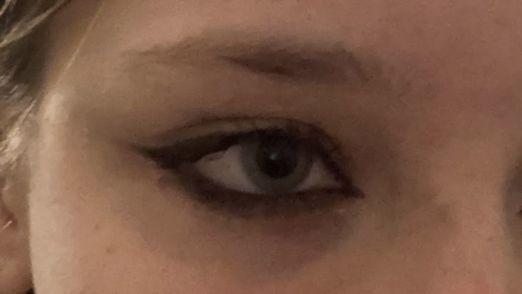 smokey grunge pencil black eyeliner small wing waterline mascara Emo Smudged Eyeliner, Pencil Liner Looks, Early 2000s Eyeliner, Subtle Black Eyeliner, Black Water Line Eyeliner, Black Eyeliner Smudged, Black Eye Pencil Looks, Black Eye Pencil Make Up, Eyeliner Pencil Aesthetic