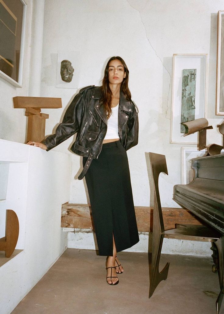 Leather Grunge Aesthetic, Pencil Midi Skirt Outfit, Portugal Street Style, Skirts Photoshoot, Oversize Blazer Outfit, Photoshoot Moodboard, Pencil Skirt Outfits, Looks Street Style, Skirt Women