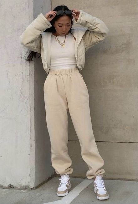 Beige Sweat Suit Outfit, Styling Tan Sweatpants, Tan Sweat Suit Outfit, Cream Color Sweatpants Outfit, What To Wear With Beige Sweatpants, Outfits With Joggers Women Winter, Ivory Sweatpants Outfit, Cream Sweat Pants Outfits, Warm Sweatpants Outfit