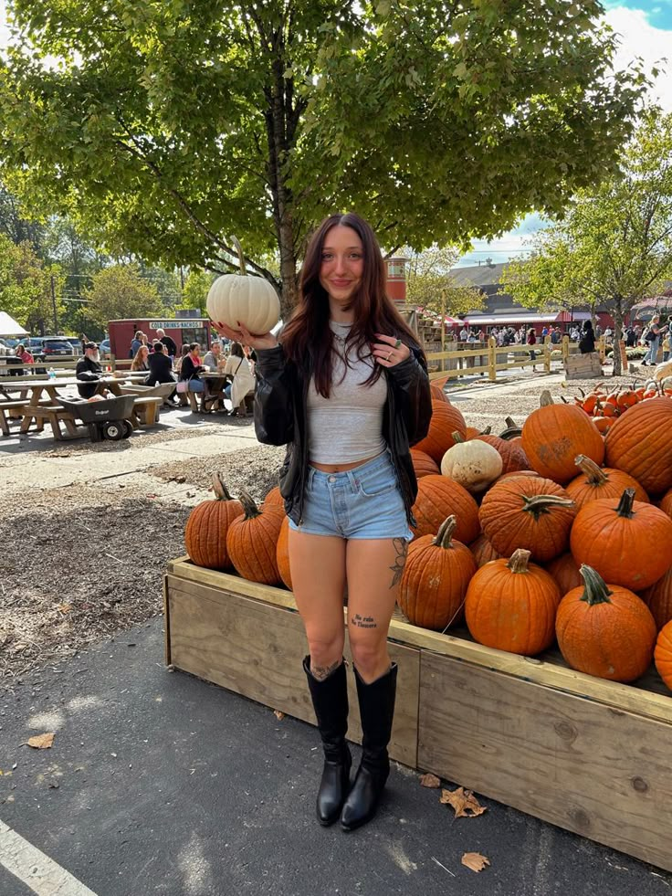 Pumpkin Patch Outfit Cowgirl Boots, Cowboy Boots Pumpkin Patch, Hoodie And Cowboy Boots Outfit, Cowgirl Boot Winter Outfit, Cowboy Boot Fall Outfits, Fall Cowgirl Boot Outfit, Cowboy Boot Outfits Winter, Fall Outfits With Cowgirl Boots, Tall Black Cowboy Boots