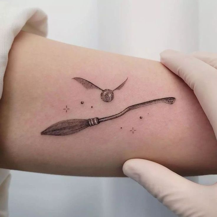 a knife and fork tattoo on the left side of the right arm, which is drawn in black ink