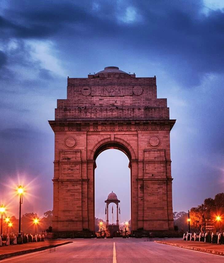 an image of the india gate in delhi