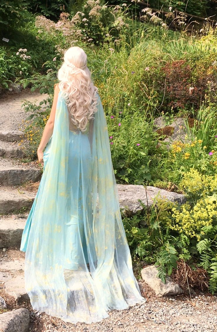 Game of Thrones Daenerys Qarth Dress Blue with Belt and Cape | Etsy Blue Fantasy Dresses For Fantasy Events, Targaryen Gown, Daenerys Blue Dress, Daenerys Qarth, Daenerys Targaryen Qarth, Got Outfits, Geek Outfit, Blue Princess Dress, Game Of Thrones Daenerys