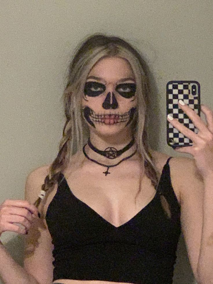 Halloween Costumes Skeleton Women, Skull Face Paint Aesthetic, Hot Skeleton Makeup, Skeleton Makeup Aesthetic, Tate Langdon Skull Makeup, Tate Makeup, Caveira Halloween, Halloween Caveira, Skeleton Face Makeup