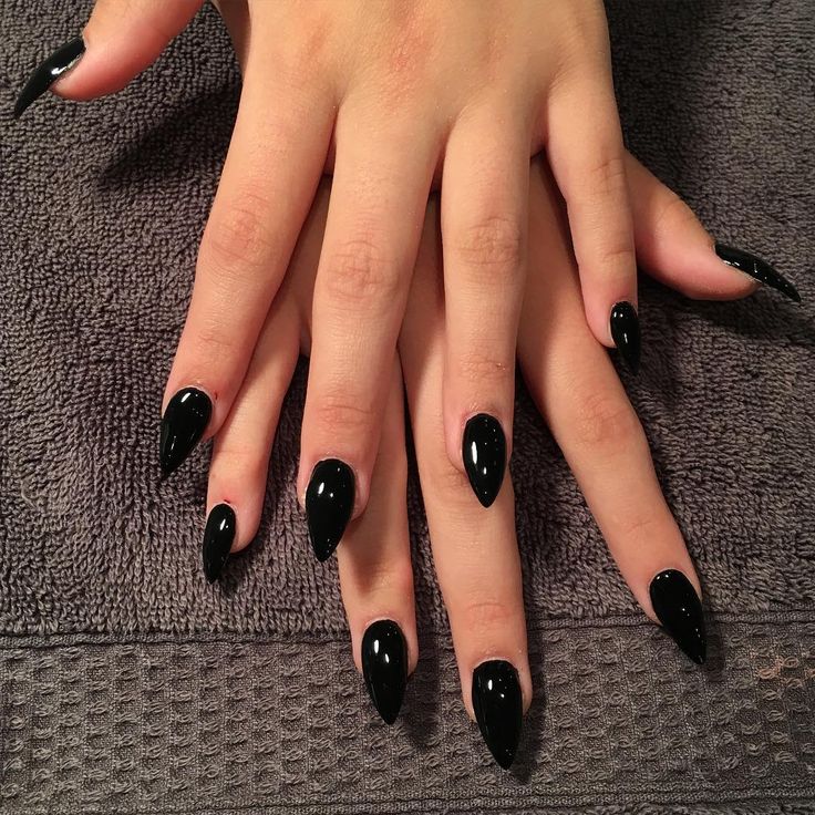 amp-pinterest in action Stiletto Nails Short, Emerald Nails, Black Acrylic Nails, Black Nail Art, Black Nail Polish, Black Nail Designs, Black Nail, Dark Nails, Square Nails