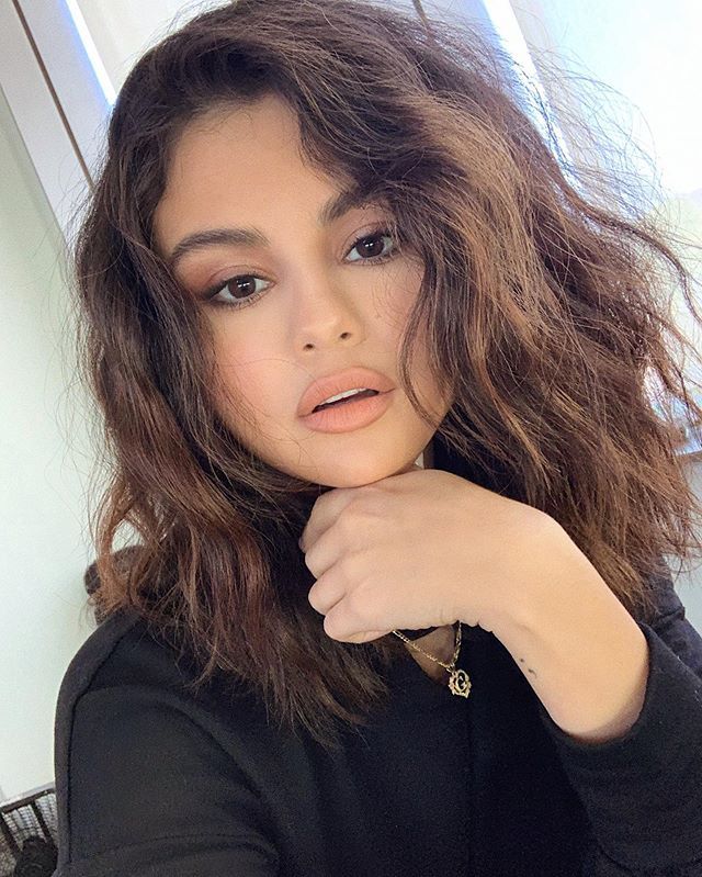 Selena Gomez Selena Gomez Instagram, Hung Vanngo, Selena Gomez Short Hair, Selena Gomez Makeup, Selena Gomez Hair, Messy Waves, Selena Gomez Photoshoot, Selena Gomez Photos, Selena Gomez Pictures