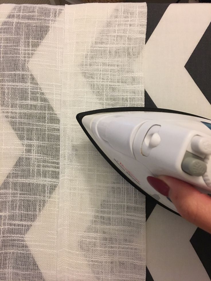 a person is using an electric iron on a piece of fabric to make a wallpaper pattern