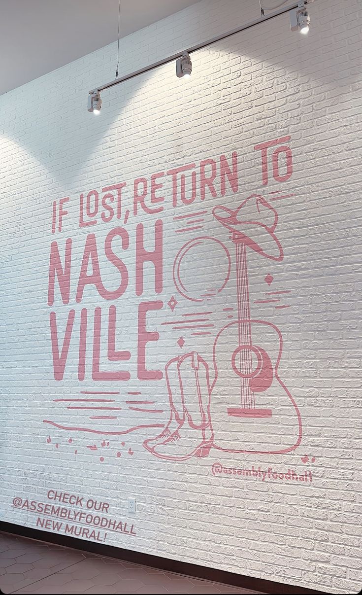 an advertisement on the side of a brick wall for a music venue in nashville, tennessee