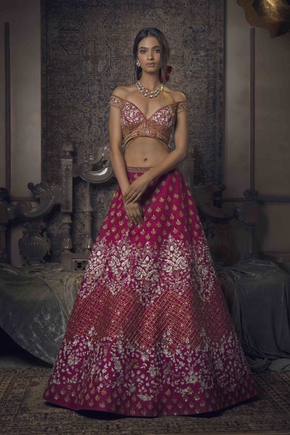 Soltee by Sulakshana - Sulakshana Monga Pictures | Bridal Wear in Delhi NCR - WedMeGood Trending Bridal Lehenga 2023, Latest Bridal Lehenga 2024, Latest Wedding Lehenga Designs, Red Lehenga Designs, Trending Bridal Lehenga, Lehenga Designs 2023, 2023 Brides, Sulakshana Monga, Lehenga Top